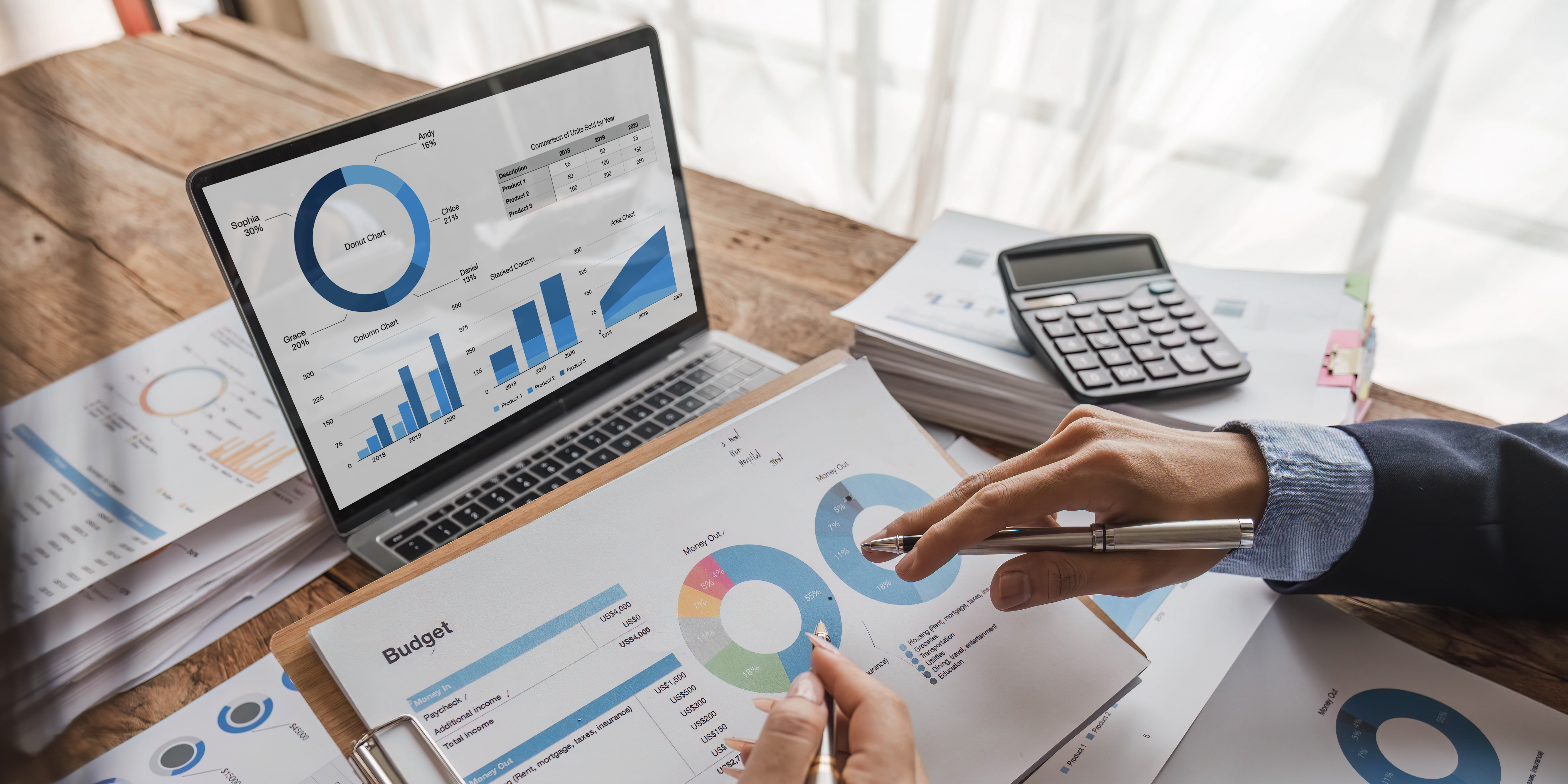 Birou de contabilitate cu documente, calculator și grafice financiare